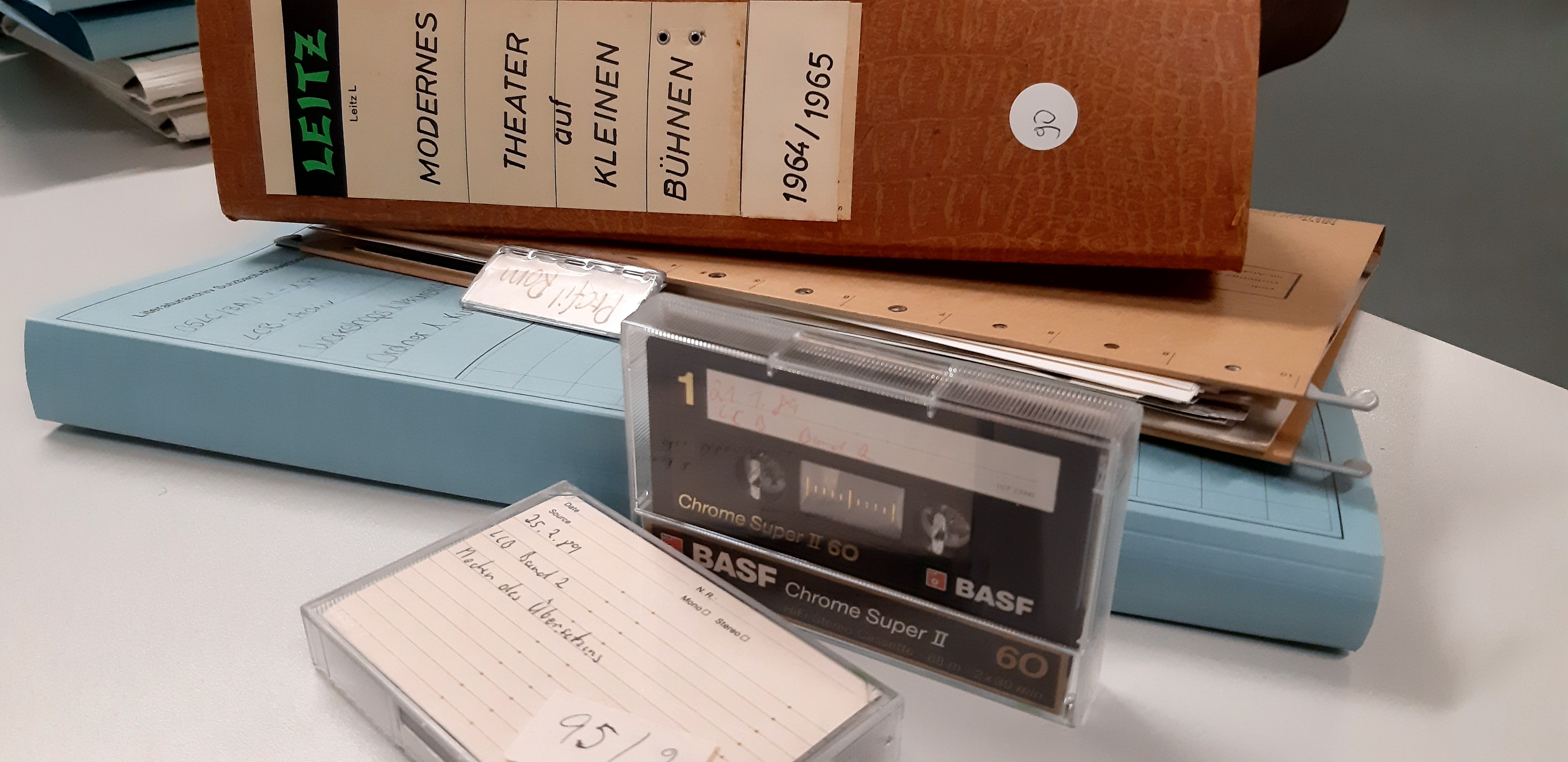 Tonkassetten und Ordner aus dem LCB-Archiv