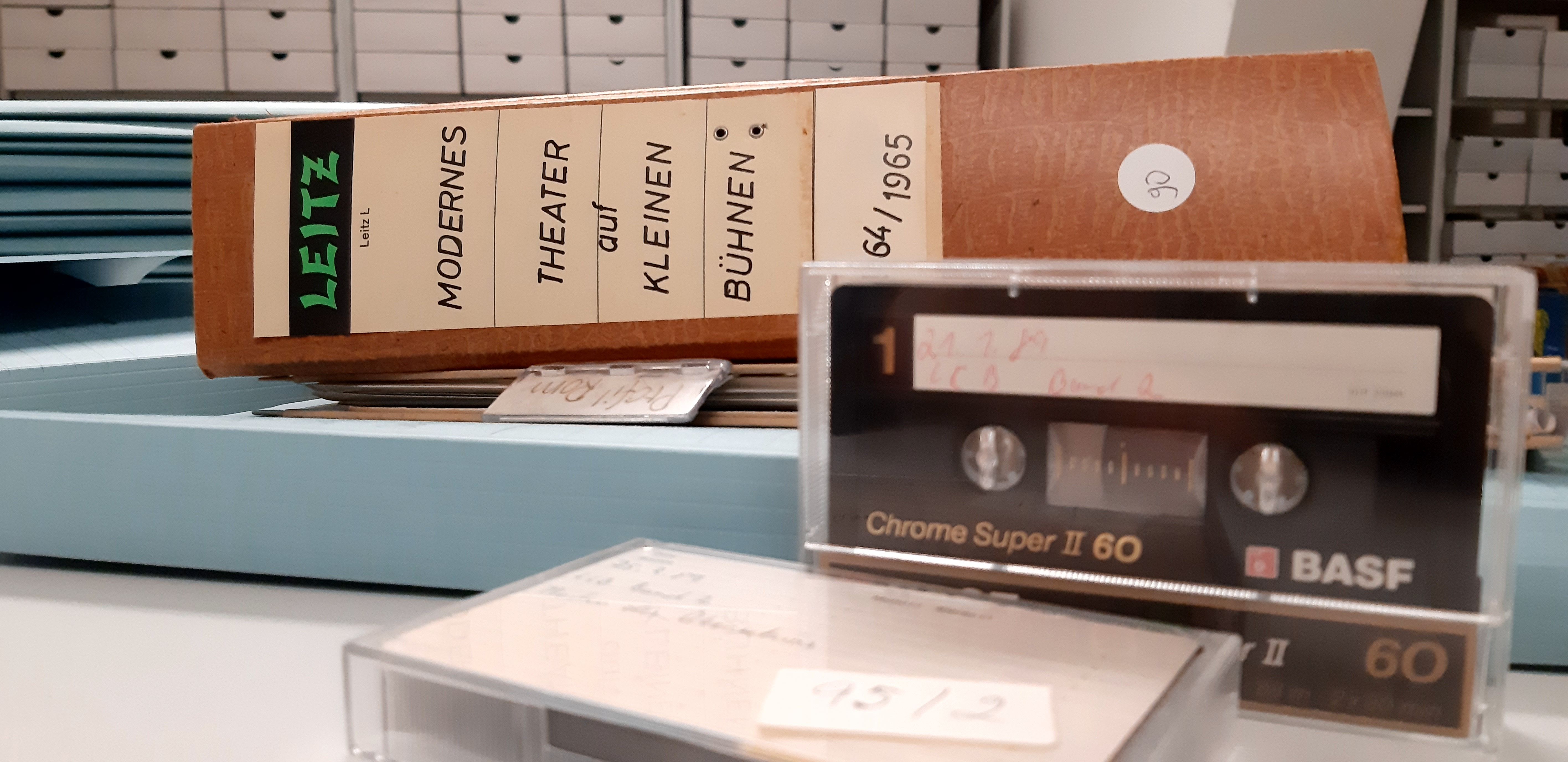 Ordner und Tonbandkassetten im Archiv