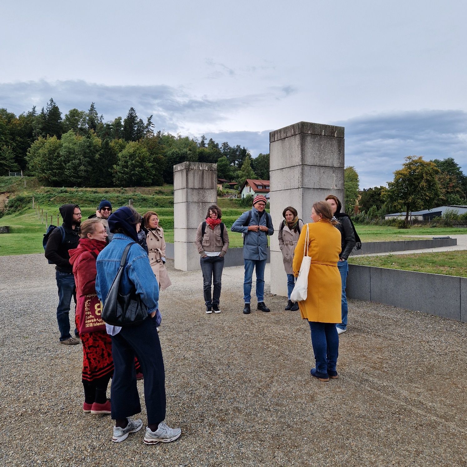 Menschen am Appellplatz der KZ-Gedenkstätte Flossenbürg.