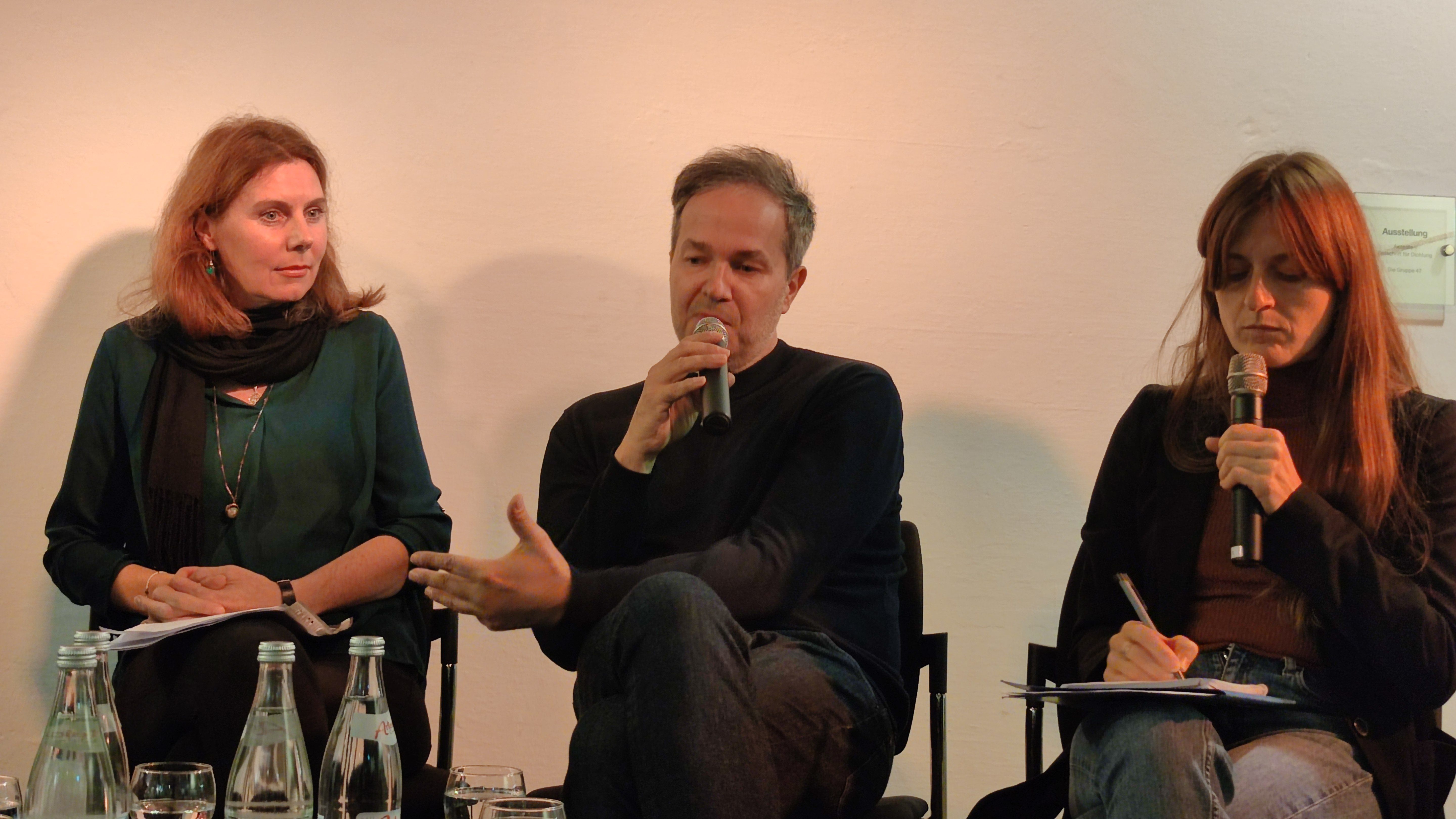 Auf dem Podium Alice Horáčková, Eli Beneš, Julia Miesenböck, 2025. Foto: Literaturarchiv SuRo