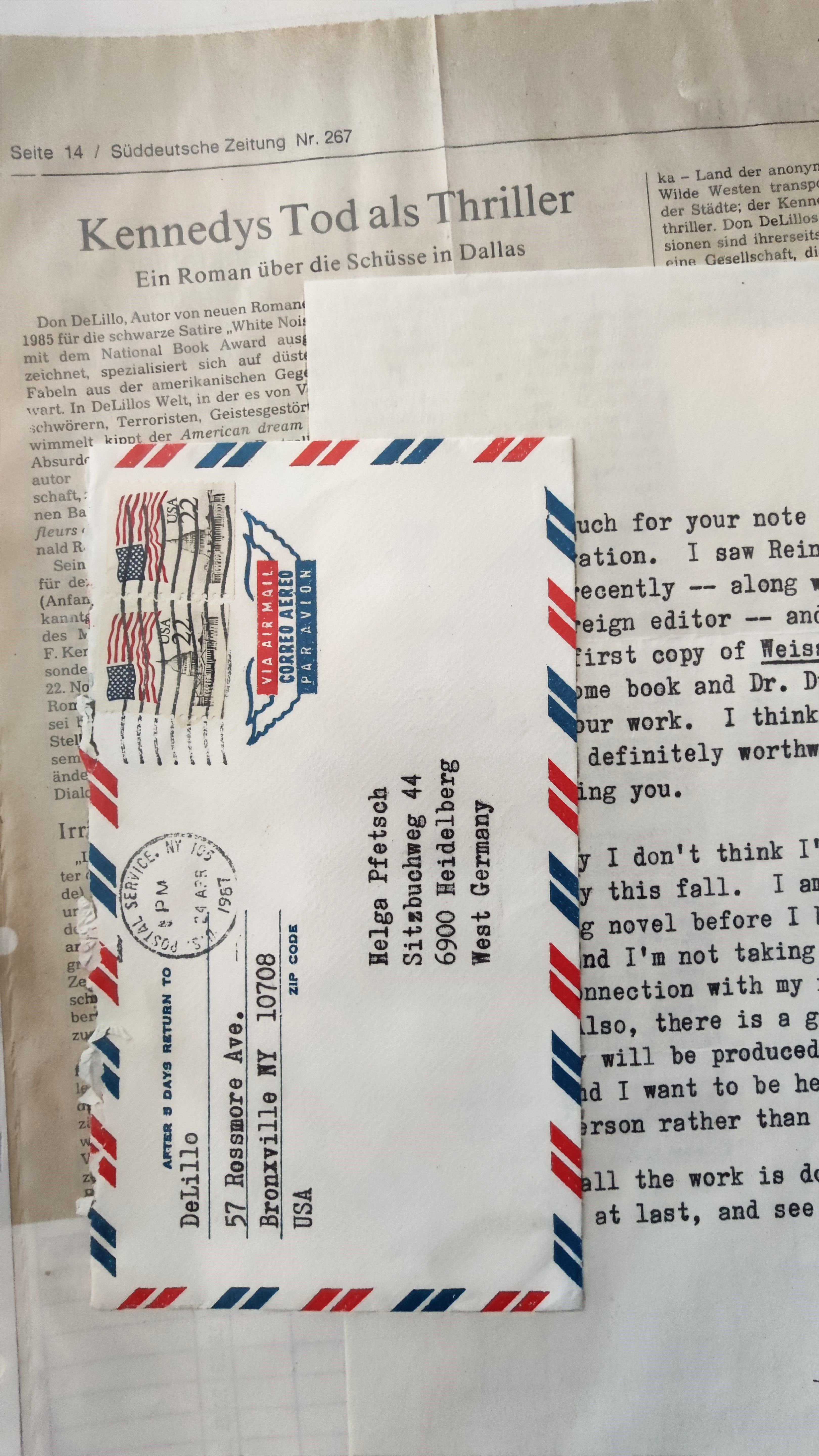 Zeitungsseite, Briefumschlag und Brief von Don Delillo an Helga Pfetsch