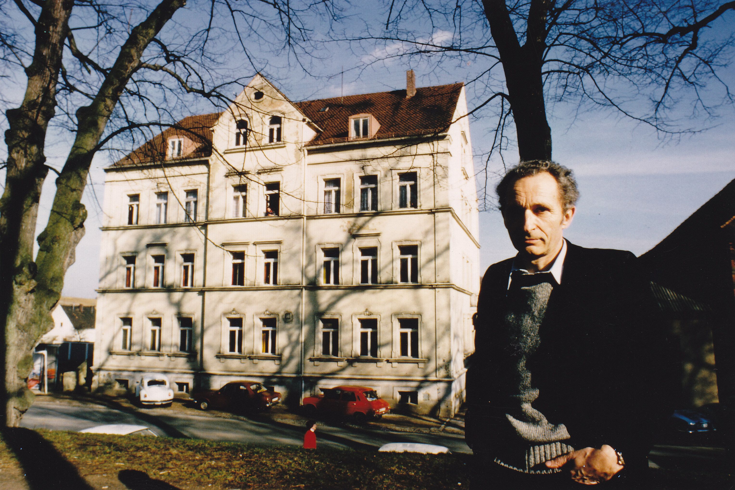 Walter Höllerer vor seinem Geburtshaus