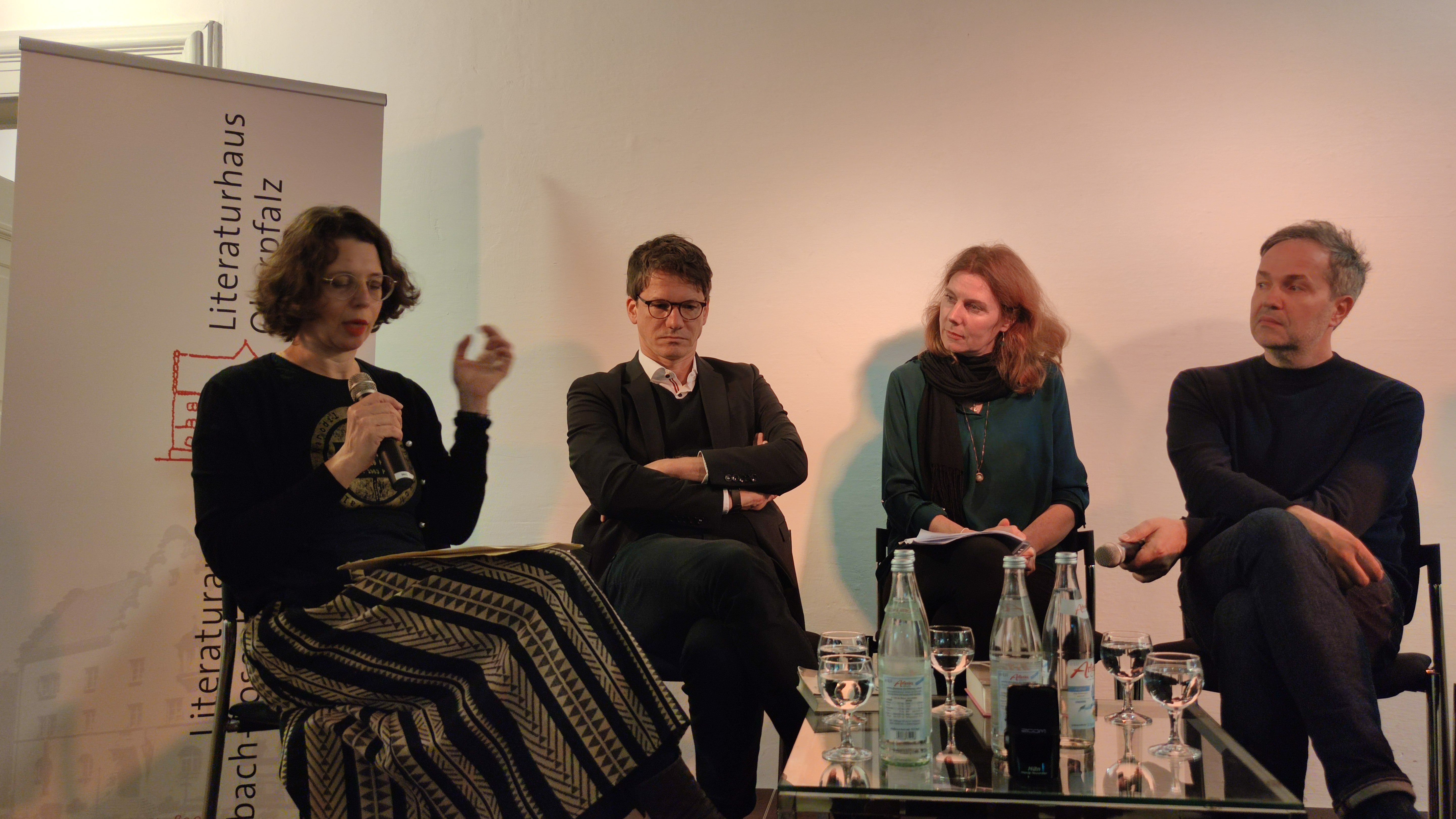 Zuzana Jürgens, Fridolin Schley, Alice Horáčková, Eli Beneš 2025 im Literaturarchiv. 