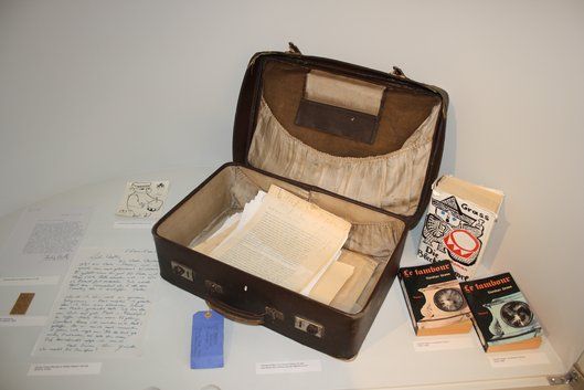 Der "Pariser Koffer" von Günter Grass in der Dauerausstellung des Literaturarchivs Sulzbach-Rosenberg