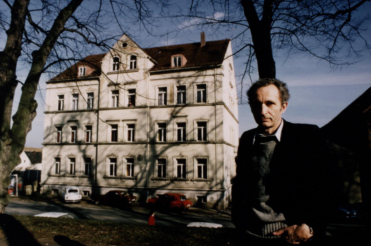 Walter Höllerer 1977 vor seinem Geburtshaus (c) Literaturarchiv Sulzbach-Rosenberg
